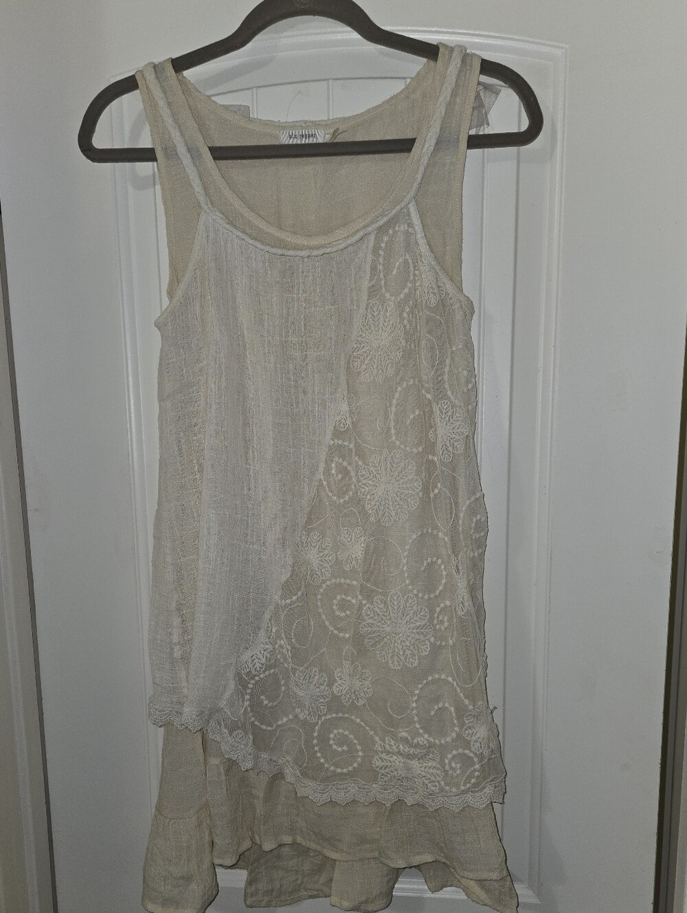 NWOT Sleeveless Cream Lace Overlay Tunic Top